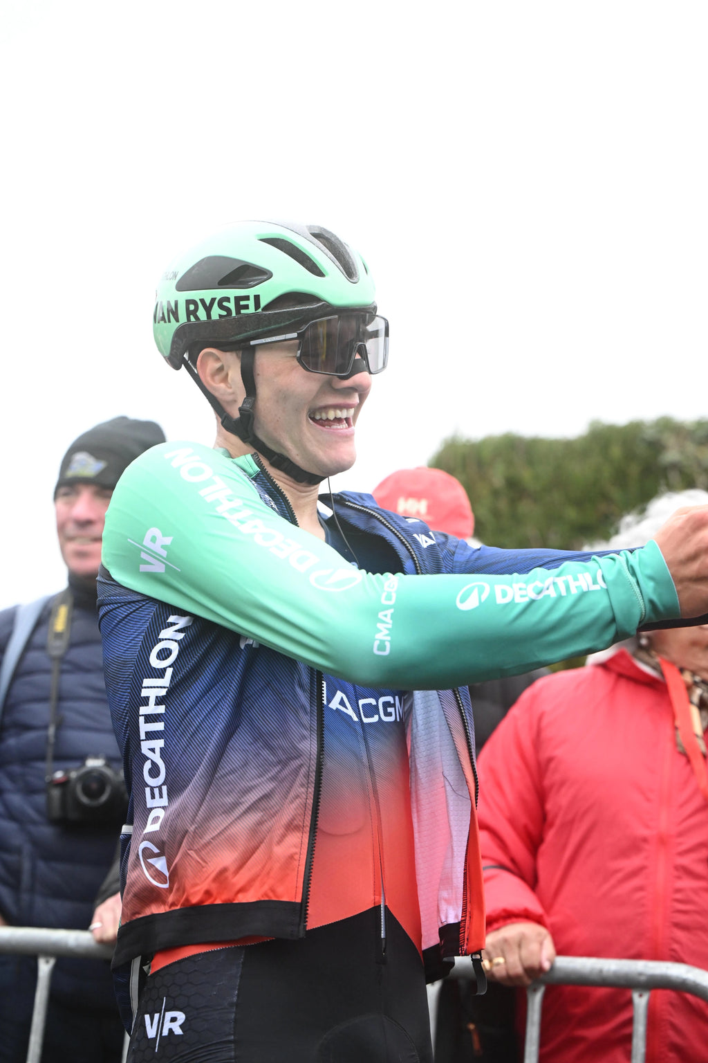 Un coureur de l'équipe porte la Veste Racer DECATHLON CMA CGM TEAM 2026