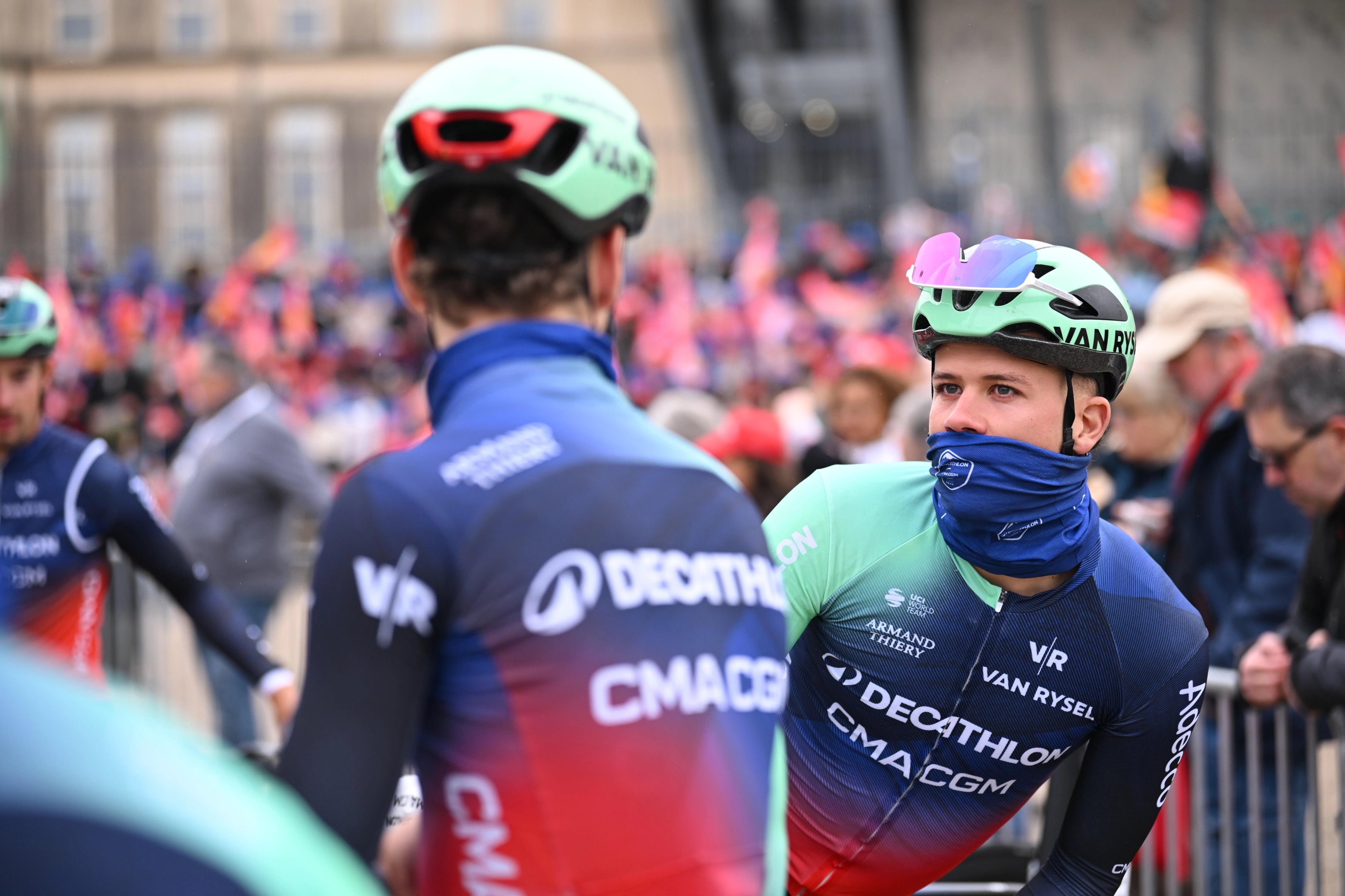 Des coureurs de l'équipe portent le Tour de Cou DECATHLON CMA CGM TEAM 2026
